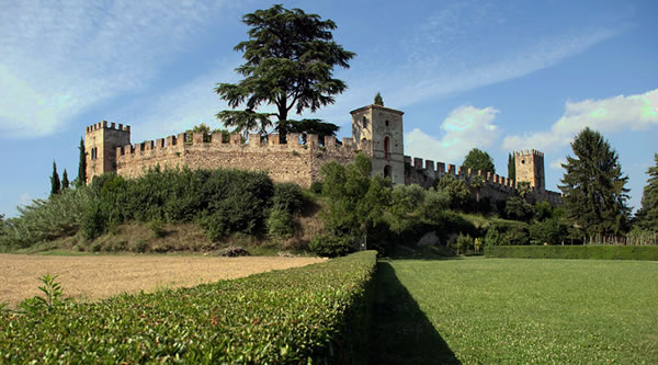 Castellaro Lagusello, Mantua – The village walls