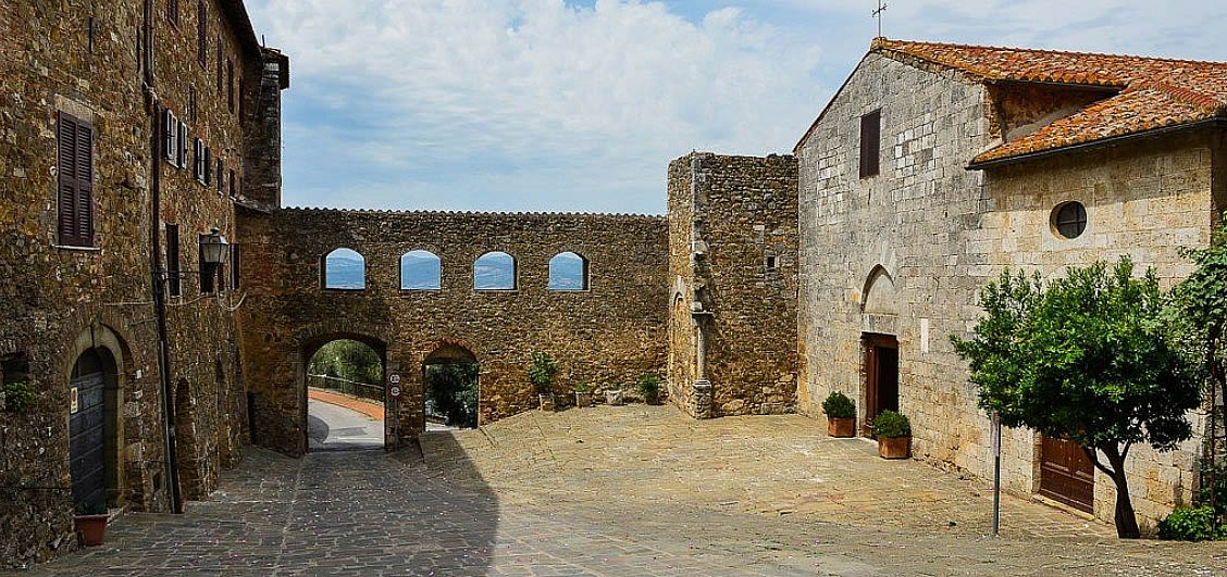 Montemerano, Grosseto IT – Le Mura e la Chiesa di S. Giorgio