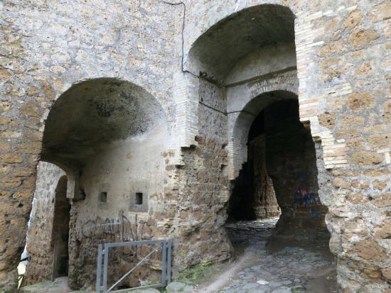 Nepi, Viterbo IT – Porta Nica, basolato romano